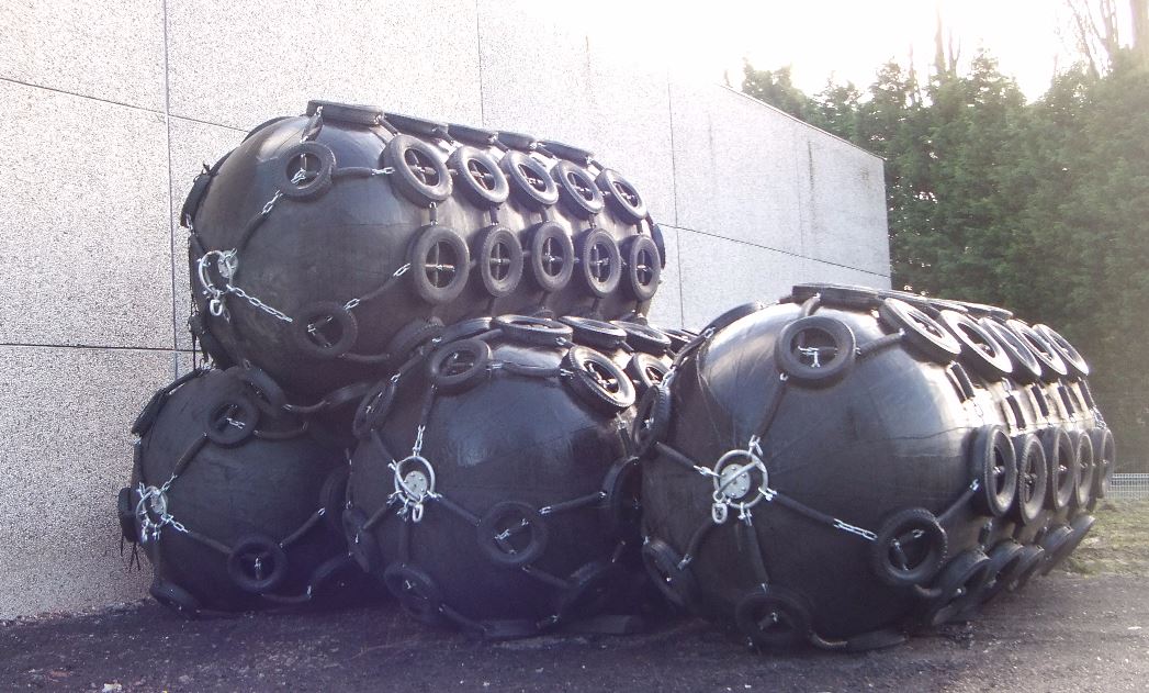Ocean 3 Inflatable Fenders - 4 Fenders Ø 2,5 x 5,5 m - 01