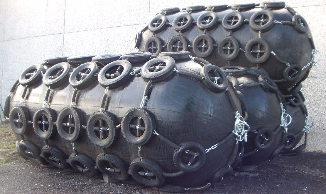 4 Inflatable Fenders Ø 2,5 x 5,5 m - 02