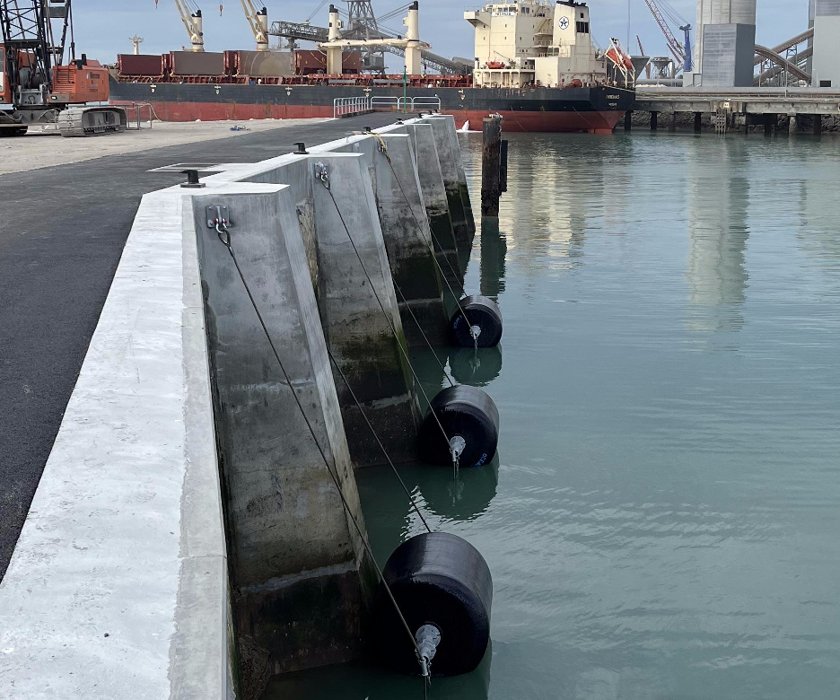 Ocean 3 Foam Filled Fenders - 6 Fenders Ø 2 x 3,5 m South Jetty La Rochelle Harbor